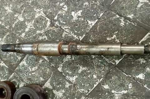 Eje de bomba centrífuga con desgaste en las zonas de roce