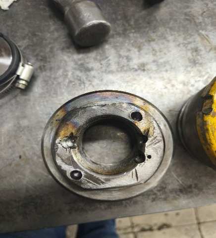 Pistón de cilindro hidráulico con perforaciones de reparaciones anteriores
