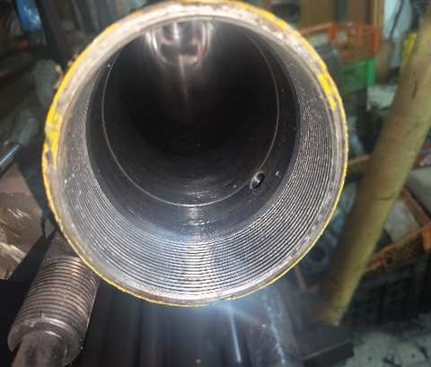 Interior del tubo de un cilindro hidráulico con marcas de trabajo